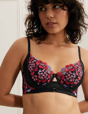marksandspencer_Valentyn2023_T81_7772D_balkonova podprsenka s kosticemi a vysivkou kvetu_ruzova_999Kc_modelka.jpg